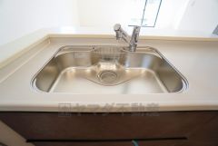 広々とした凸型シンクに洗剤ポケットを標準装備。大きなお鍋など洗いやすいです。洗剤や石鹸、スポンジもすっきりできる収納付き。