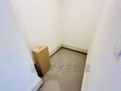 シューズインクローゼットも完備されており、玄関収納も問題ありません。棚の上にお花など飾ってインテリアも楽しめますね。