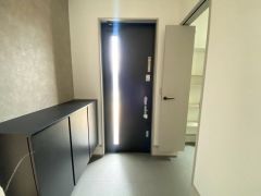 玄関ドアはスリットの入ったタイプを採用。明るい玄関を確保しています＾＾大容量のシューズボックスも完備しているので、キレイな玄関を保てますね＾＾