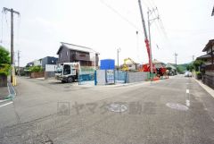 前面道路は西側約4.6ｍ、南側約6.7ｍ。 交通量が少なく小さなお子様がいるご家庭でも安心です＾＾