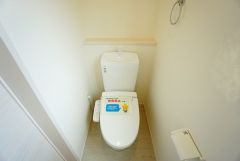 同仕様写真。温水洗浄機付トイレです。節水機能もあるので、安心して使えますね。
