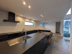 対面式カウンターキッチンでお子様の様子が見守れます。カウンタートップは耐熱性に優れており、日ごろのお掃除もふき取るだけでＯＫ。ステンレスシンクも簡単にお掃除できますよ。