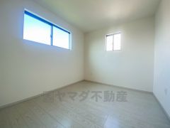 2面採光を確保した明るい室内は、風通しも良く、大変居心地の良い空間となっております。爽やかな風を感じて起きる朝は、快適生活の始まりに。