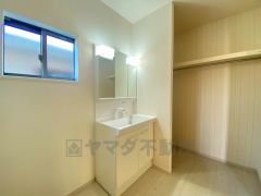 三面鏡つき洗面台。収納も一体型になっているので、ドライヤーやヘアアイロンの置き場に困りませんね。