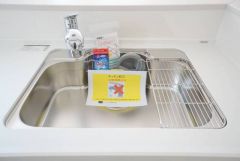 広々とした凸型シンクに洗剤ポケットを標準装備。大きなお鍋など洗いやすいです。洗剤や石鹸、スポンジもすっきりできる収納付き。