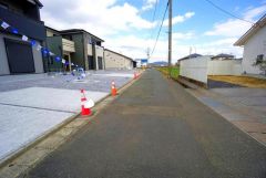 前面道路は交通量が少なく、小さなお子様がいるご家庭も安心です＾＾