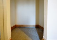 同仕様写真。シューズインクローゼットも完備されており、玄関収納も問題ありません。棚の上にお花など飾ってインテリアも楽しめますね。