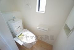 ウォシュレット付トイレです。節水機能もあるので、安心して使えますね。もちろん、1階2階の2ヶ所にトイレがあるので、忙しい朝にもゆとりができますね。