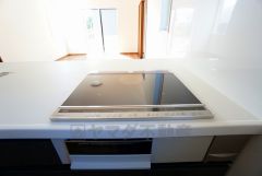 お手入れのしやすいIHクッキングヒーターです。 3口コンロなので、効率よくお料理が楽しめます。毎日のお料理も楽しくなりますね＾＾