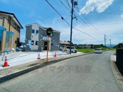 前面道路は6ｍ以上＾＾車をスムーズにお停めできます＾＾ カースペースは3台以上＾＾ご夫婦で車を1台ずつ所有でき便利です＾＾