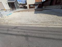 駐車スペースはゆとりある4台分を確保。マイカー用に、お客さま用に、余裕を持ってご利用いただけます。前面道路は公道西側約4.37ｍ。車の通行が少なく小さなお子様がいるご家庭でも安心して過ごせます＾＾