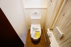 同仕様写真。温水洗浄機付トイレです。節水機能もあるので、安心して使えますね。もちろん、1階2階の2ヶ所にトイレがあるので、忙しい朝にもゆとりができますね。