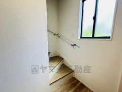 ご年配の方でも安心できる、手すり付き階段です＾＾段差も低めで設定されてますので安全性にも優れてますね＾＾