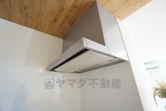 調理により発生する油煙や臭いを吸い込み、屋外へ排気してくれます。