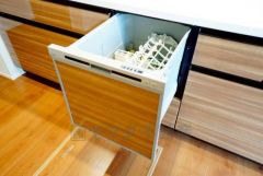 家事の時間が短縮できる食器洗浄乾燥機付。後片付けもラクラクです。 食器を洗う手間が減るので家族とのコミュニケーションの時間や自分の時間が増えますね。