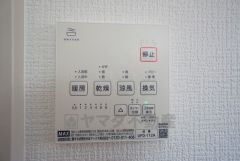 雨の日の洗濯も安心できる浴室暖房乾燥機付き浴室。リモコンで操作もボタン1つで簡単。 浴室暖房乾燥機には、暖房、乾燥、涼風、換気の4つの機能が付いています。タイマー付きです。