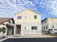 前面道路は公道南西側約6ｍ。 交通量が少ないため小さなお子様がいるご家庭でも安心です＾＾