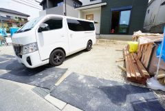 駐車スペースはゆとりある3台分を確保。マイカー用に、お客さま用に、余裕を持ってご利用いただけます。