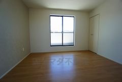 ご夫婦お二人のプライベートシーンを演出する寝室は、大容量のウォークインクローゼット付き。