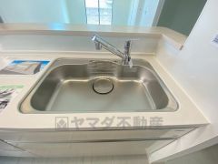 広々とした凸型シンクに洗剤ポケットを標準装備。大きなお鍋など洗いやすいです。洗剤や石鹸、スポンジもすっきりできる収納付き。