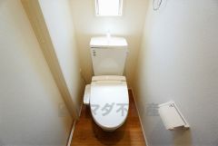 同仕様写真。温水洗浄機付トイレです。節水機能もあるので、安心して使えますね。もちろん、1階2階の2ヶ所にトイレがあるので、忙しい朝にもゆとりができますね。