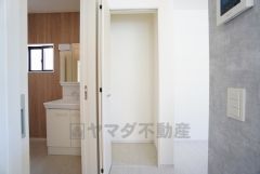 まとめ買いしてもこの収納量なら心配要らずのパントリー。調理家電や食品のストックをすっきりまとめられ、キッチン周りを広々使えます。