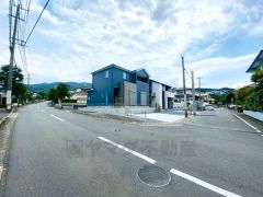 約6ｍの広々した前面道路は、交通量も少なく小さなお子様がいるご家庭もも安心＾＾ 角地で陽当り風通し良好です＾＾