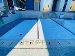 駐車スペースはゆとりある2台分を確保。マイカー用に、お客さま用に、余裕を持ってご利用いただけます。 ご夫婦で1台ずつと急な来客やご友人が来ても安心して駐車できます＾＾