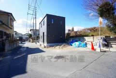 前面道路は公道南東側約4.7ｍ。 大型車の通行がなく、騒音や振動が少ないので静かで快適な生活を送れます。