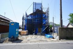 現地（2025年4月）撮影写真。 2025年7月完成予定。 同一ハウスメーカー物件内覧可能です。お気軽にお問い合わせください＾＾