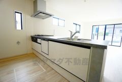 耐久性にも優れた人造大理石トップです。汚れもサッと拭き取ることができ、お掃除もラクラク。対面式キッチンが家族の会話も盛り上げます。食器洗浄乾燥機付。