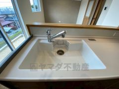 広々とした凸型シンクに洗剤ポケットを標準装備。大きなお鍋など洗いやすいです。洗剤や石鹸、スポンジもすっきりできる収納付き。