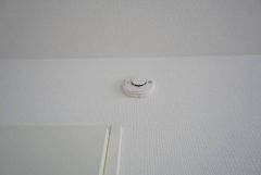 火災による煙や熱を感知して、警報音やブザー等で火災の発生を知らせてくれる火災警報器。