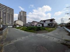 前面道路。北側約9.6ｍ、西側約4.8ｍ公道。駐車スペースはゆとりある3台分を確保。（軽自動車含む）マイカー用に、お客さま用に、余裕を持ってご利用いただけます。