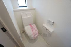 温水洗浄機付トイレです。節水機能もあるので、安心して使えますね。もちろん、1階2階の2ヶ所にトイレがあるので、忙しい朝にもゆとりができますね。