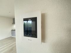 防犯はもちろん、セールスマン対策にもなるモニター付きインターホンです。お子さん1人での留守番時にも活躍しそうです。