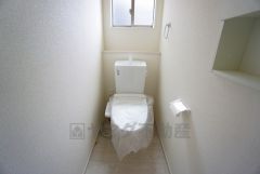 温水洗浄機付トイレです。節水機能もあるので、安心して使えますね。もちろん、1階2階の2ヶ所にトイレがあるので、忙しい朝にもゆとりができますね。