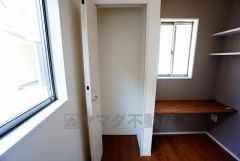 同仕様写真。スタディーコーナー。キッチンからお子様のお勉強にも目が届きます。