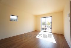 窓には断熱性・保温性にすぐれ、省エネ効果のあるペアガラスを採用。冬には結露を防止します。