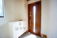 たっぷり収納できるシューズボックスです。家族全員の靴がきれいに整頓できます。棚の上にお花や写真を飾っても良いですね。