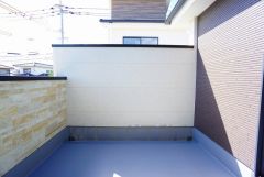 お洗濯物を干すスペースとしても十分な広さがあります。  お天気の良い日はお洗濯物がよく乾きそうな日当たり良好のバルコニー