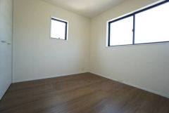 2面採光を確保した明るい室内は、風通しも良く、大変居心地の良い空間となっております。爽やかな風を感じて起きる朝は、快適生活の始まりに。