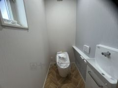 温水洗浄機付トイレです。節水機能もあるので、安心して使えますね。節水・静音設計でエネルギーを効率よく使用し省エネ。