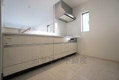 同仕様写真。対面式カウンターキッチンでお子様の様子が見守れます。カウンタートップは耐熱性に優れており、日ごろのお掃除もふき取るだけでＯＫ。ステンレスシンクも簡単にお掃除できますよ。