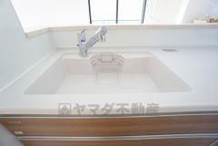 広々とした凸型シンクに洗剤ポケットを標準装備。大きなお鍋など洗いやすいです。洗剤や石鹸、スポンジもすっきりできる収納付き。
