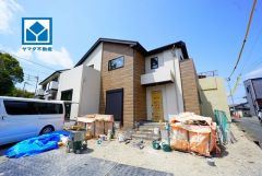 角地。宇美駅まで徒歩13分。コンビニ・ドラックストアまで徒歩8分。並列駐車2台・ウォークインクローゼット・シューズインクローク・パントリー・お庭付き。
