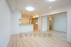 家族が集まる開放的なリビング。約13.4帖の空間で毎日のお食事が楽しみです＾＾思い思いの時間を過ごしたり、家族みんなで食事をしたり、素敵な団らんの場になりますね。