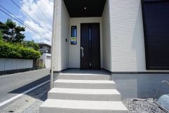 玄関扉が奥まって設置されているので、雨にも濡れにくくなっています。
