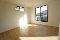 同仕様写真。2面採光を確保した明るい室内は、風通しも良く、大変居心地の良い空間となっております。爽やかな風を感じて起きる朝は、快適生活の始まりに。