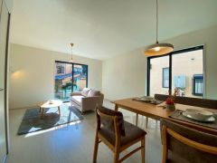 大きな窓のあるリビングは、陽光あふれる明るい空間です。居心地良く、ご家族皆がゆったり寛げる憩いの空間となりそうです。